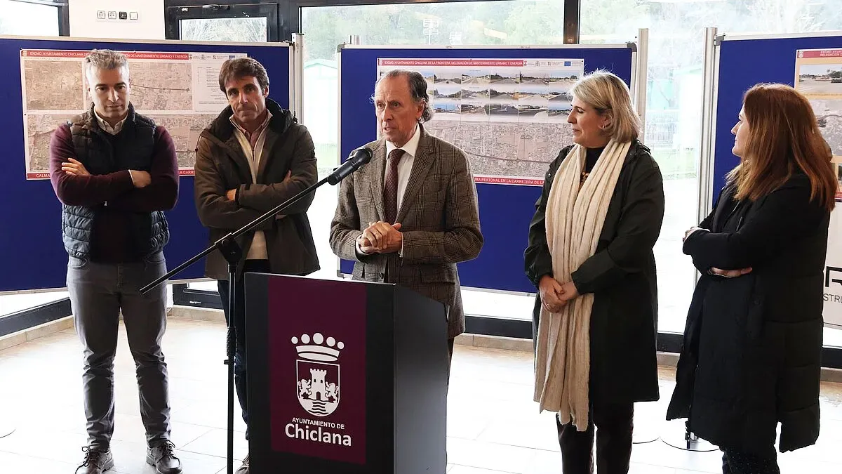 Fuerzas municipales presentando la avenida de la Rana Verde.