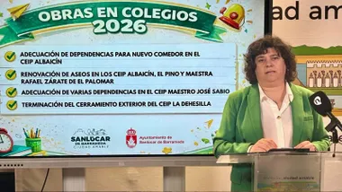 Carmen Álvarez presentando las reformas, tras ella una pantalla con las inversiones.