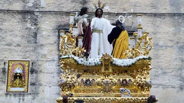 Paso de El Resucitado en su salida procesional en Semana Santa en Sanlúcar.
