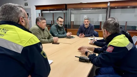 Policía Local y el alcalde de Rota reunidos en torno a una mesa.