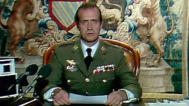 Don Juan Carlos I, rey de España, con atuendo militar, dando un mensaje al país la noche del intento de golpe de Estado.