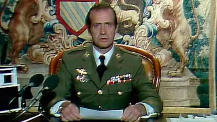 Don Juan Carlos I, rey de España, con atuendo militar, dando un mensaje al país la noche del intento de golpe de Estado.