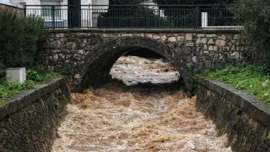 Aguas del río bajo un arco de un puente en Ubrique.