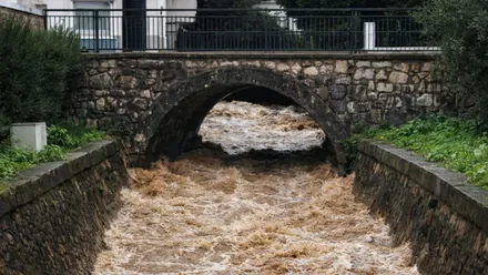 Aguas del río bajo un arco de un puente en Ubrique.