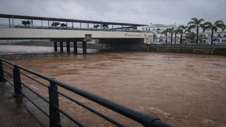 Aguas muy crecidas, pero sin desbordarse, el río Iro.
