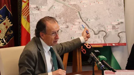José María Román señala a un mapa de Chiclana.