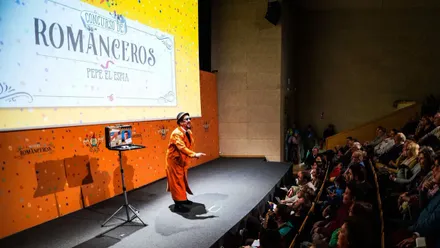Persona vestida de naranja en el Romanceros y San Fernando.