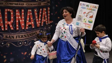 Una mujer con una niña y una niña en el escenario del Carnaval de San Fernando.