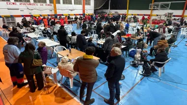 Los vecinos de Grazalema realojados en el pabellón de deportes de Ronda.
