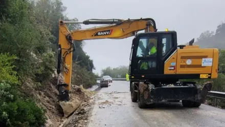 Máquina amarilla despejando una carretera.