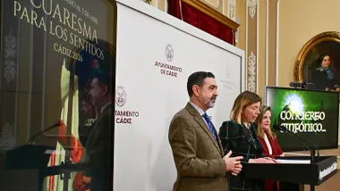 La teniente de alcalde de Cultura, Maite González; el concejal de Hermandades y Cofradías, José Manuel Verdulla; y la delegada de la Fundación Cajasol en Cádiz, María del Mar Díez, durante la rueda de prensa de presentación del programa “Cuaresma para los Sentidos 2026”.