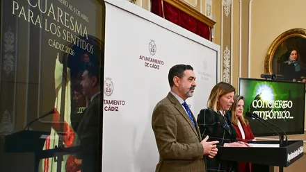 La teniente de alcalde de Cultura, Maite González; el concejal de Hermandades y Cofradías, José Manuel Verdulla; y la delegada de la Fundación Cajasol en Cádiz, María del Mar Díez, durante la rueda de prensa de presentación del programa “Cuaresma para los Sentidos 2026”.