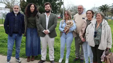 Delegados del Ayuntamiento de Chiclana junto a los organizadores de San Antón.