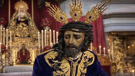 Talla de Nuestro Padre Jesús de los Afligidos, tras él la imagen de la Virgen.