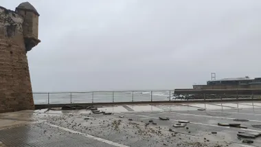 Parte del suelo de la plaza Ateneo de Cádiz se ha levantado a consecuencia de os efectos de la borrasca Leonardo. Foto: Eulogio García.