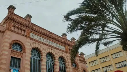 Cielos cubiertos y grises sobre el Gran Teatro Falla de Cádiz