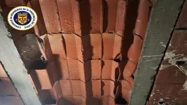 Restos del techo desplomado, se ven los ladrillos.