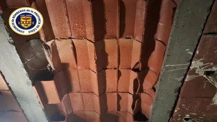 Restos del techo desplomado, se ven los ladrillos.