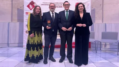 Miembros de la UCA recibiendo el XIII Premios Implicación Social en las Universidades Públicas de Andalucía.
