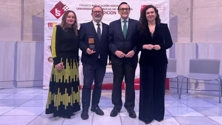 Miembros de la UCA recibiendo el XIII Premios Implicación Social en las Universidades Públicas de Andalucía.