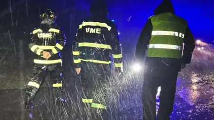 Tres efectivos del UME bajo la intensa lluvia.
