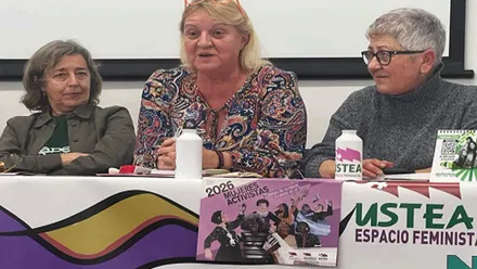 Sentadas y hablando Paula Marchena, Pepa Fernández y Teresa Almagro.