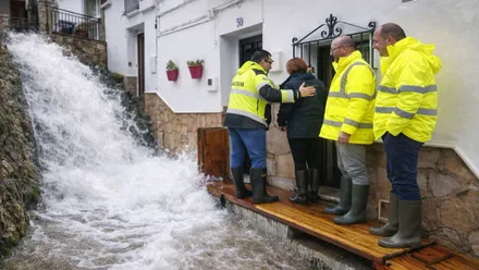 Agua cayendo por las calles de Ubrique.