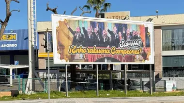 Valla instalada por el Ayuntamienrto de San José de la Rinconada para felicitar a la chirigota del Bizcocho por su primer premio en el COAC. Foto: La Facebook Javier Fernández.