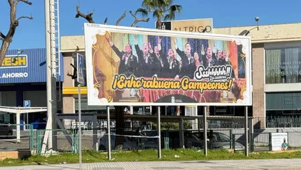 Valla instalada por el Ayuntamienrto de San José de la Rinconada para felicitar a la chirigota del Bizcocho por su primer premio en el COAC. Foto: La Facebook Javier Fernández.