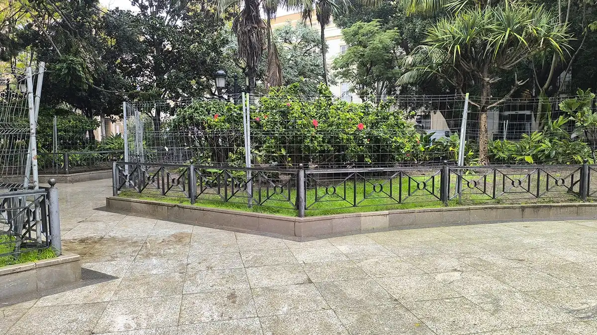 El Ayuntamiento también está vallando jardines, como en la plaza de Mina. Foto: José Luis Porquicho Prada.