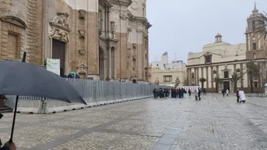 La Catedral ya está vallada para evtar daños en el macrobotellón que se suele celebrar en la plaza el Sábado de Carnaval. Foto: Eulogio García.