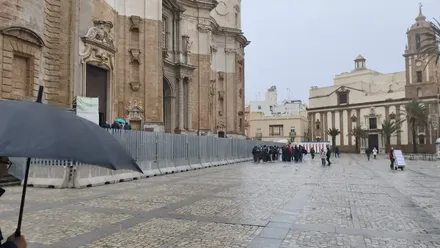 La Catedral ya está vallada para evtar daños en el macrobotellón que se suele celebrar en la plaza el Sábado de Carnaval. Foto: Eulogio García.