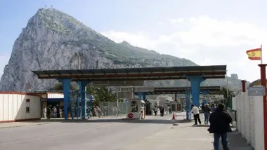 Peñón de Gibraltar, a sus pies la zona fronteriza con la verja.