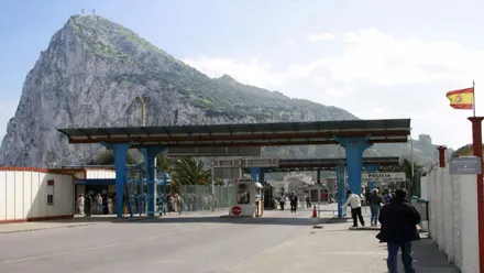 Peñón de Gibraltar, a sus pies la zona fronteriza con la verja.