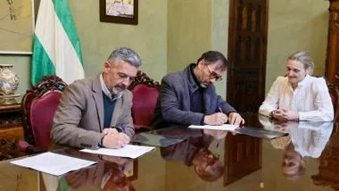 Firma del protocolo para las viviendas con el alcalde de Rota José Javier Ruiz Arana.