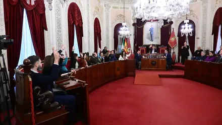 Concejales y concejalas del PP votan un punto en un Pleno del Ayuntamiento de Cádiz
