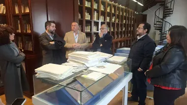 El delegado de la Zona Franca de Cádiz, Fran González, junto a documentos del archivo y miembros de la Fundación Rafael Alberti