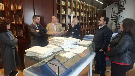 El delegado de la Zona Franca de Cádiz, Fran González, junto a documentos del archivo y miembros de la Fundación Rafael Alberti