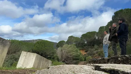 Tres personas contemplan los daños de las borrascas en Cádiz.