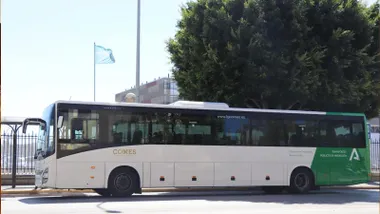 Autobús de línea en blanco y verde en la Bahía.