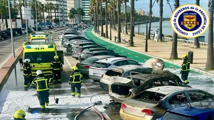 Arden cuatro vehículos en plena Avenida de la Bahía: así fue la intervención en Cádiz
