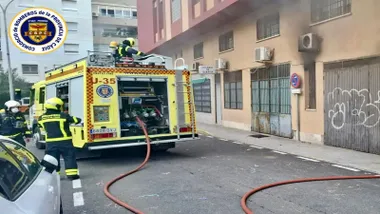 Un incendio en el antiguo Mercado de San José obliga a intervenir a los bomberos en Cádiz