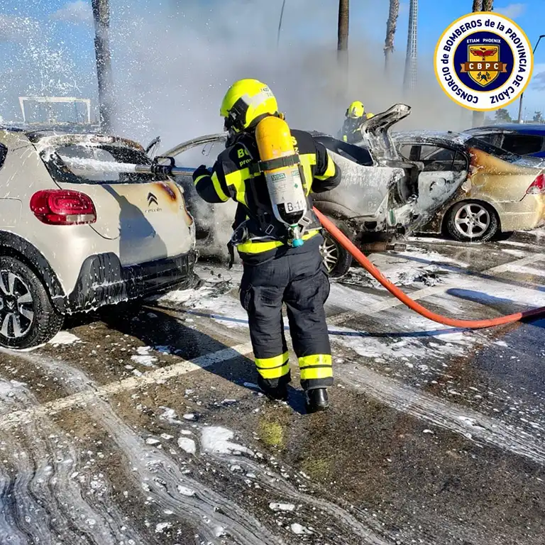 Arden cuatro vehículos en plena Avenida de la Bahía: así fue la intervención en Cádiz