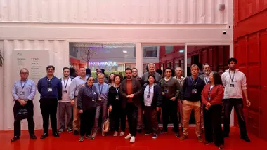 Imagen horizontal de una foto de grupo en un espacio institucional. En el centro aparece Fran González, delegado especial del Estado en la Zona Franca de Cádiz, rodeado por representantes de las 16 startups participantes en el programa Blue Accelerator. Los asistentes posan de pie en varias filas, con vestimenta profesional informal. Al fondo se observan paneles con la identidad visual de Incubazul–Blue Core y Blue Accelerator, en un entorno luminoso y moderno que transmite innovación y colaboración empresarial.