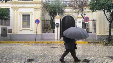 Entrada del colegio San Rafael de Cádiz este lluvioso jueves 5 de febrero. Foto: José Luis Porquicho Prada.