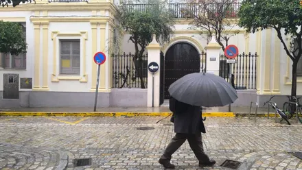 Entrada del colegio San Rafael de Cádiz este lluvioso jueves 5 de febrero. Foto: José Luis Porquicho Prada.