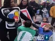 El centro de Cádiz se llena de alegría: tres colegios y personas mayores de Fragela protagonizan el pasacalles más bullanguero del Carnaval