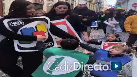 El centro de Cádiz se llena de alegría: tres colegios y personas mayores de Fragela protagonizan el pasacalles más bullanguero del Carnaval