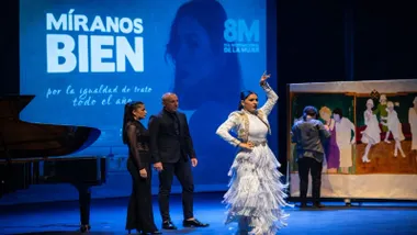 Bailaora en el Teatro Las Cortes de San Fernando con motivo del 8M.
