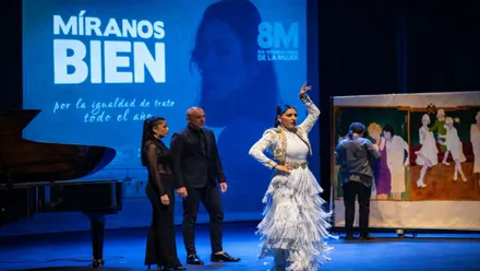 Bailaora en el Teatro Las Cortes de San Fernando con motivo del 8M.